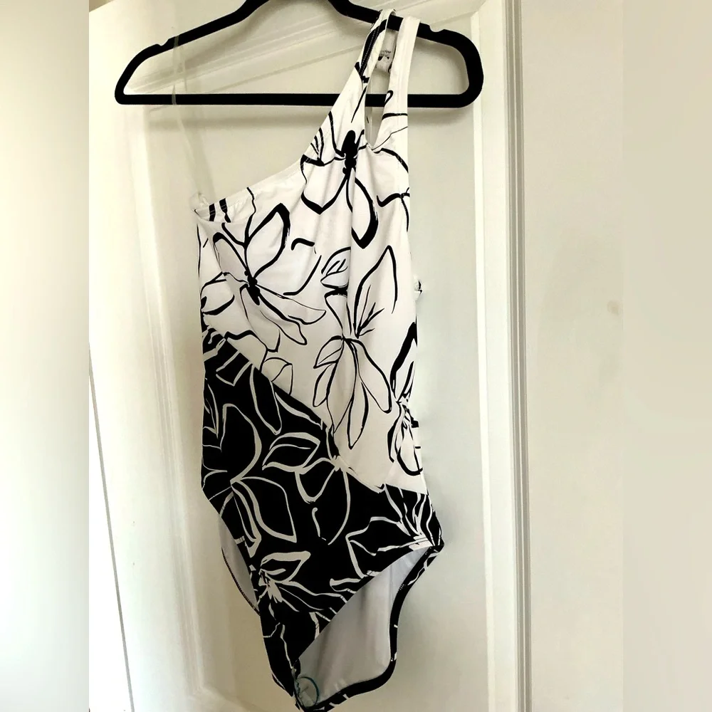 La Blanca Black and White One Piece Swimsuit - Picture 2 of 11